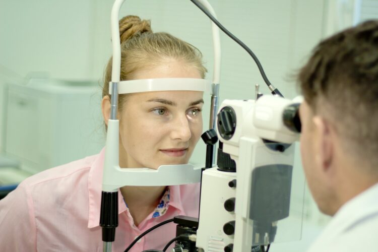 眼科診所透過網紅行銷推廣雷射手術，需要注意哪些問題？