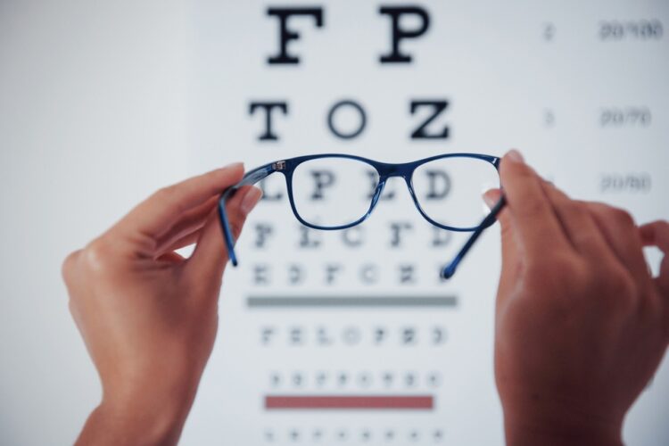 如何透過數據優化眼科診所品牌推廣，建立市場差異化？